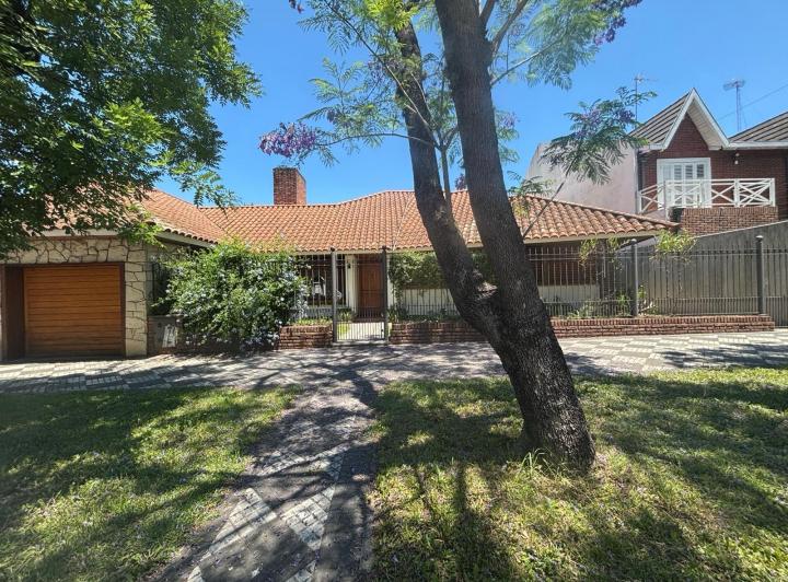 Casa · 230m² · 5 Ambientes · 2 Cocheras