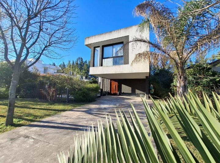 Casa · 245m² · 5 Ambientes · 1 Cochera