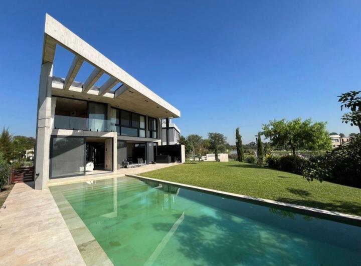 Casa · 280m² · 5 Ambientes · 1 Cochera