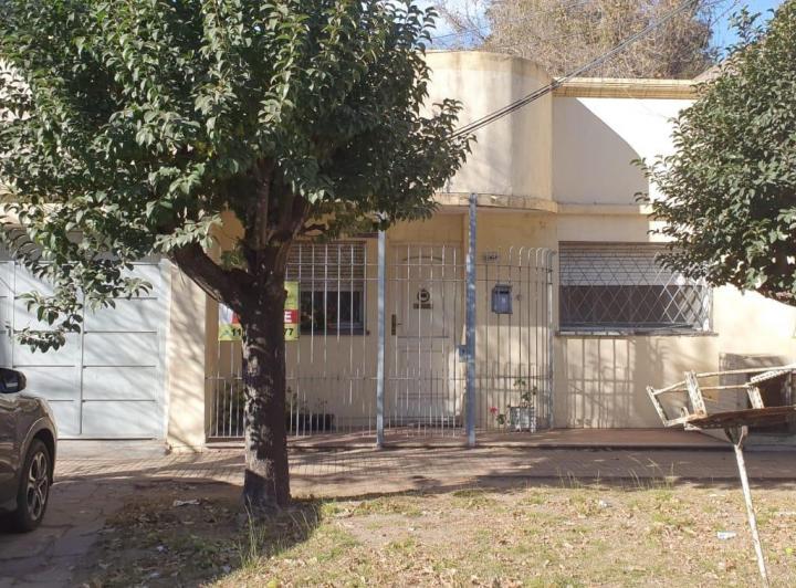Casa · 200m² · 5 Ambientes · 2 Cocheras
