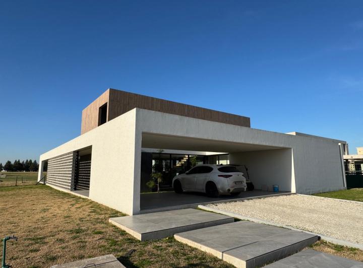 Casa · 303m² · 4 Ambientes · 2 Cocheras