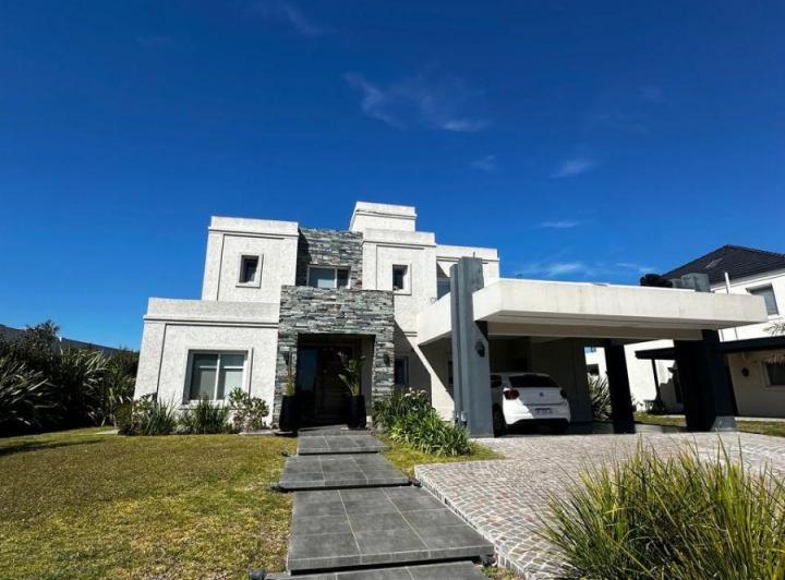 Casa · 290m² · 5 Ambientes · 2 Cocheras