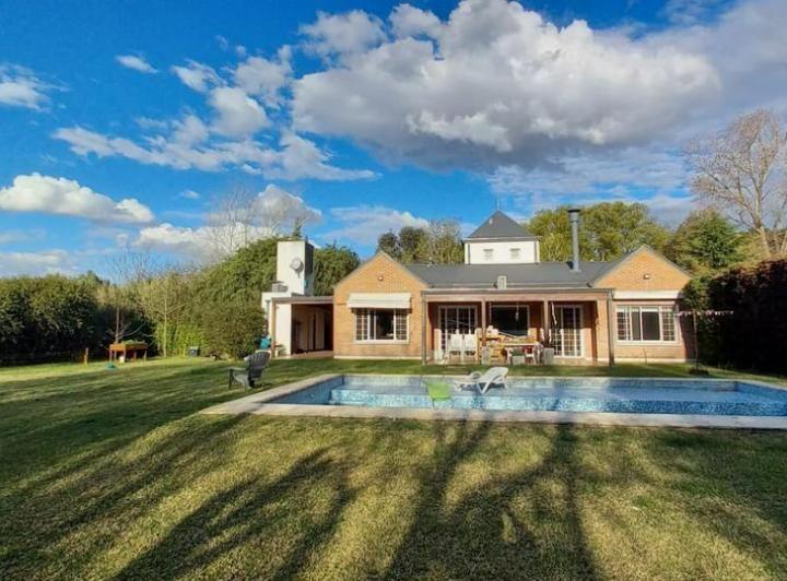 Casa · 190m² · 5 Ambientes · 2 Cocheras