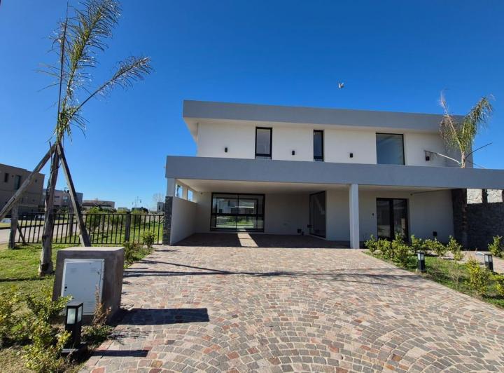 Casa · 250m² · 4 Ambientes · 2 Cocheras