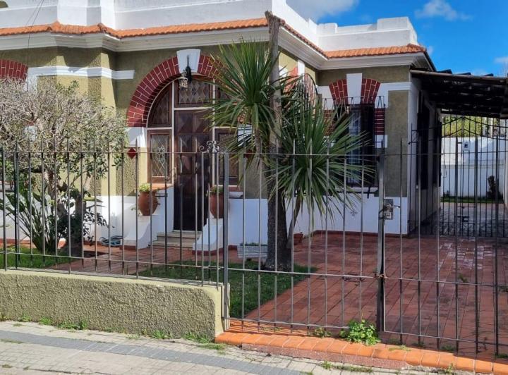 Casa · 180m² · 6 Ambientes · 2 Cocheras
