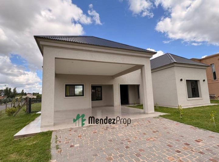 Casa · 180m² · 4 Ambientes · 4 Cocheras