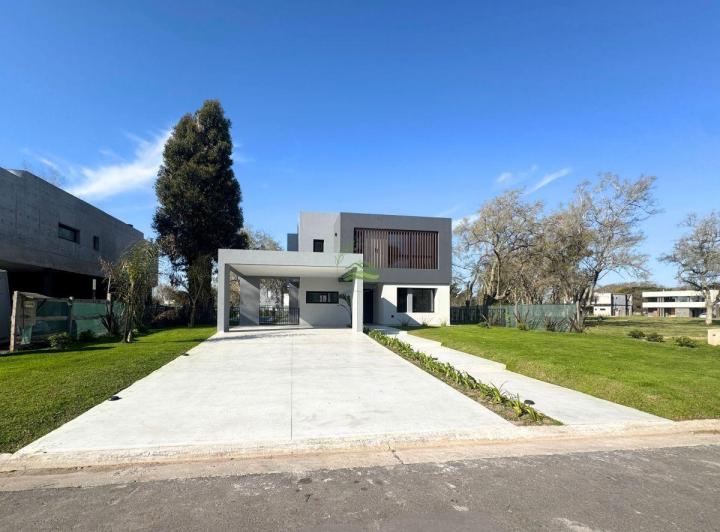 Casa · 254m² · 5 Ambientes · 2 Cocheras