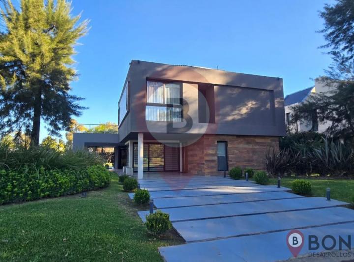 Casa · 300m² · 4 Ambientes · 6 Cocheras