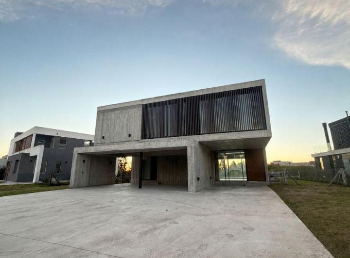 Casa · 300m² · 4 Ambientes · 2 Cocheras