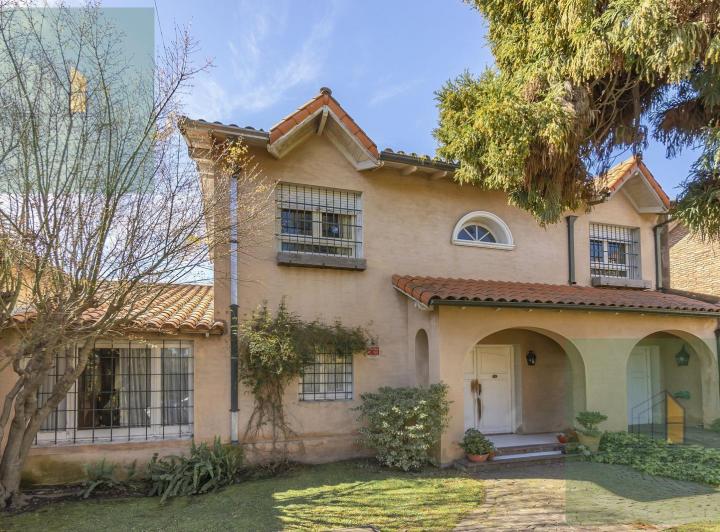 Casa · 180m² · 6 Ambientes · 3 Cocheras