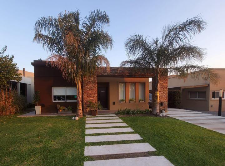 Casa · 167m² · 4 Ambientes · 4 Cocheras