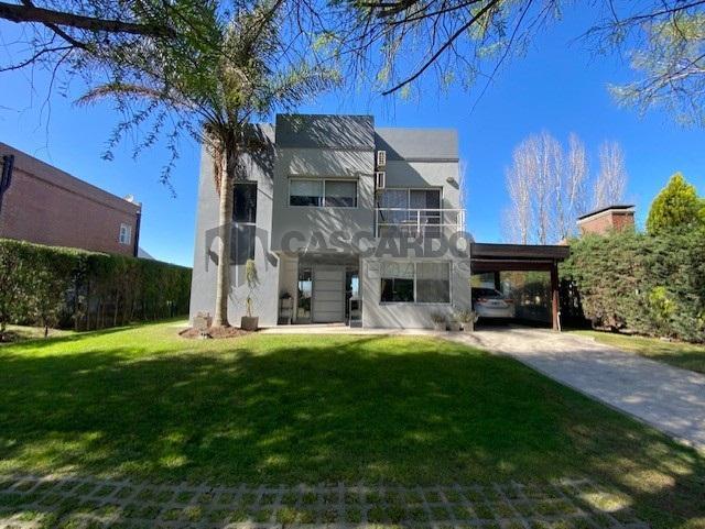 Casa · 200m² · 4 Ambientes · 1 Cochera