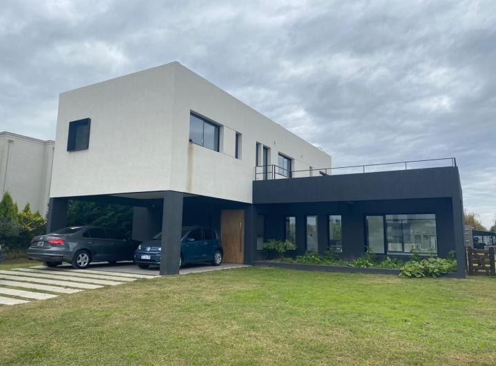 Casa · 210m² · 4 Ambientes · 2 Cocheras
