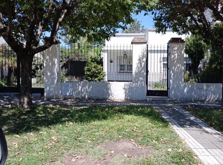 Casa · 180m² · 4 Ambientes · 1 Cochera