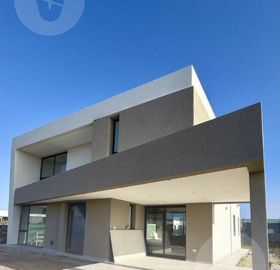 Casa · 200m² · 4 Ambientes · 3 Cocheras