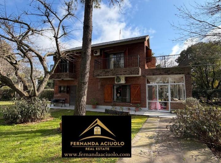 Casa · 1054m² · 4 Ambientes · 1 Cochera