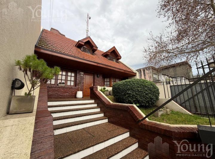 Casa · 238m² · 5 Ambientes · 4 Cocheras