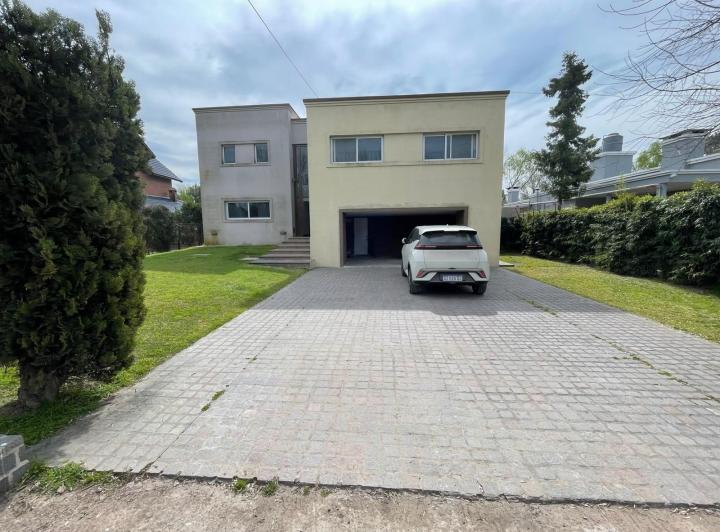 Casa · 250m² · 4 Ambientes · 1 Cochera