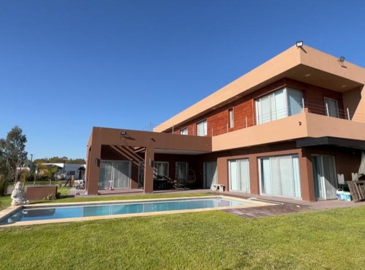 Casa · 1200m² · 4 Ambientes · 2 Cocheras