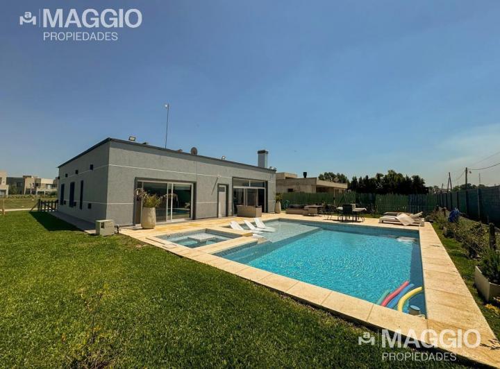 Casa · 127m² · 4 Ambientes · 2 Cocheras