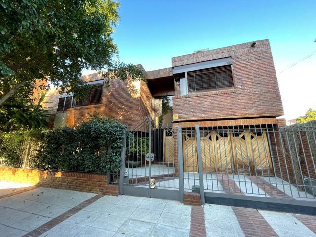 Casa · 200m² · 5 Ambientes · 1 Cochera