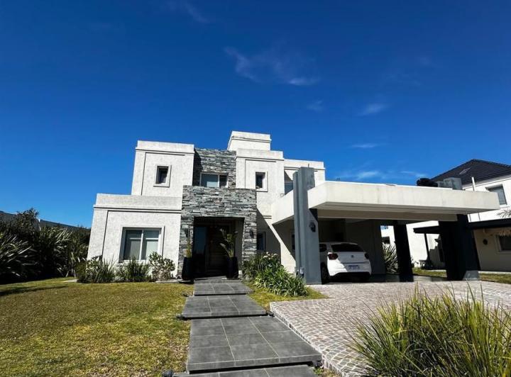 Casa · 320m² · 5 Ambientes