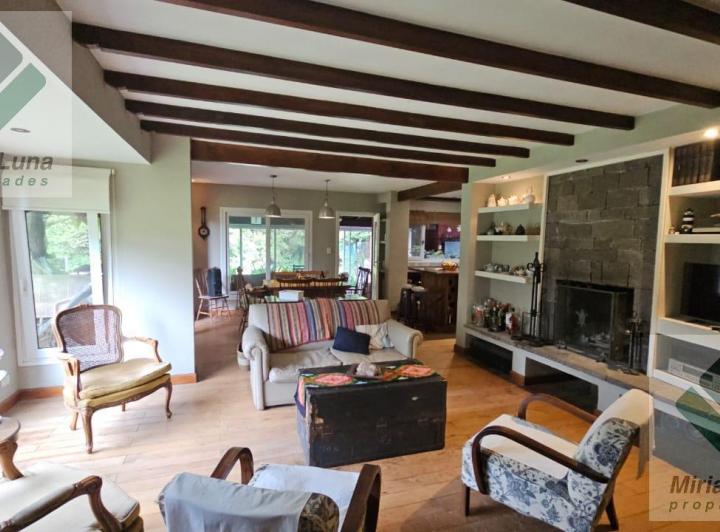 Casa · 220m² · 6 Ambientes · 8 Cocheras