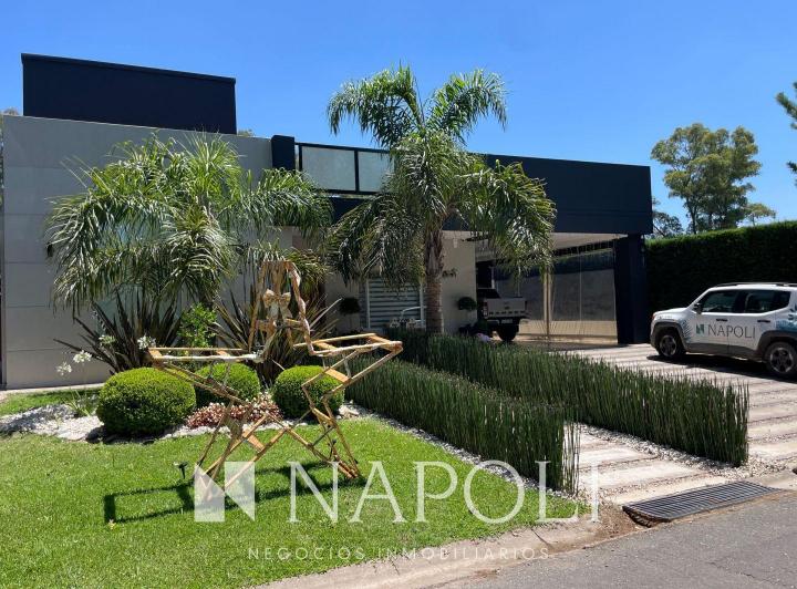 Casa · 206m² · 3 Ambientes · 4 Cocheras