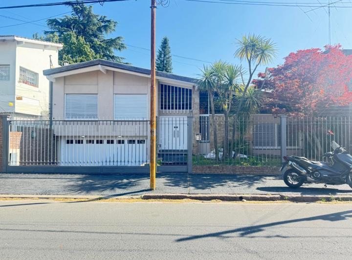Casa · 247m² · 4 Ambientes · 3 Cocheras