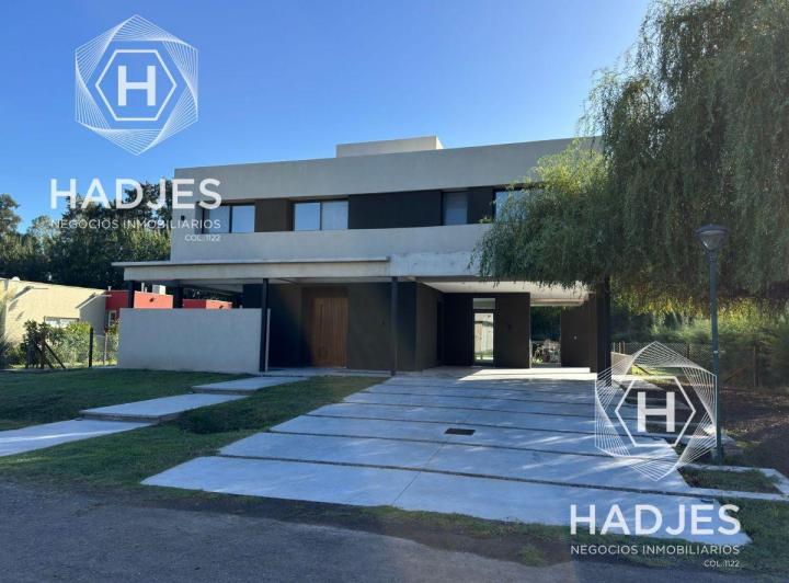 Casa · 256m² · 4 Ambientes · 2 Cocheras