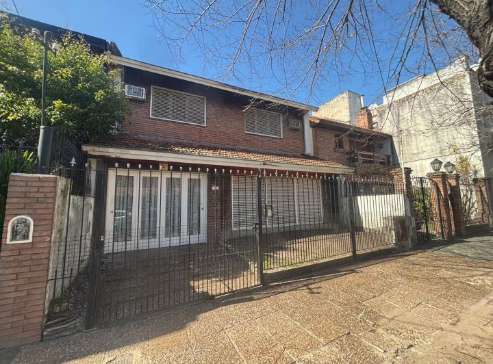 Casa · 220m² · 5 Ambientes · 1 Cochera