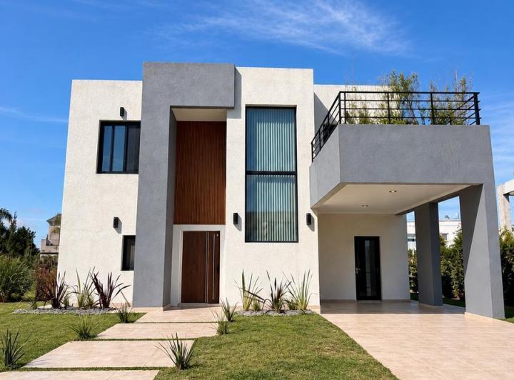 Casa · 215m² · 5 Ambientes · 1 Cochera