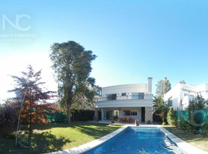 Casa · 223m² · 5 Ambientes · 1 Cochera