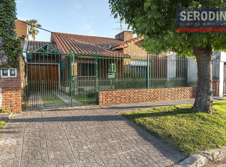 Casa · 440m² · 4 Ambientes · 5 Cocheras