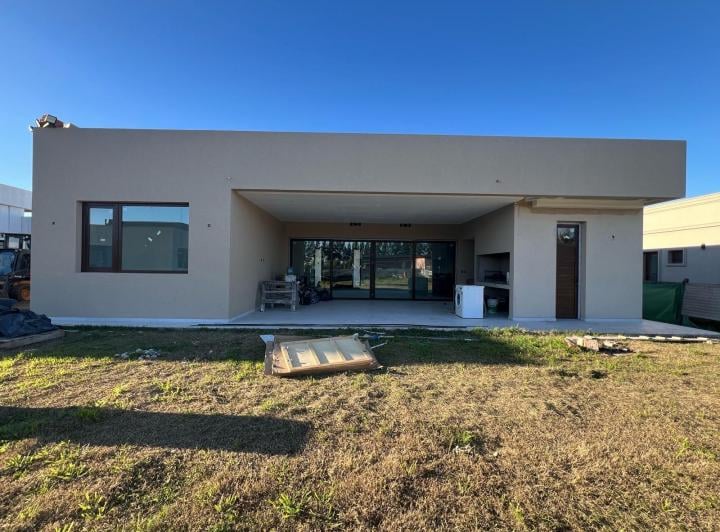 Casa · 211m² · 4 Ambientes