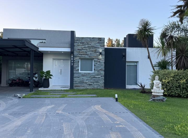 Casa · 200m² · 5 Ambientes · 4 Cocheras