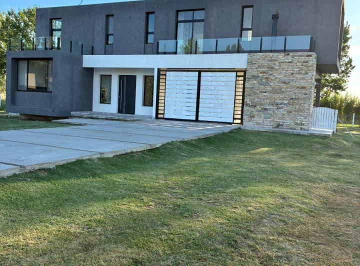 Casa · 202m² · 4 Ambientes · 2 Cocheras
