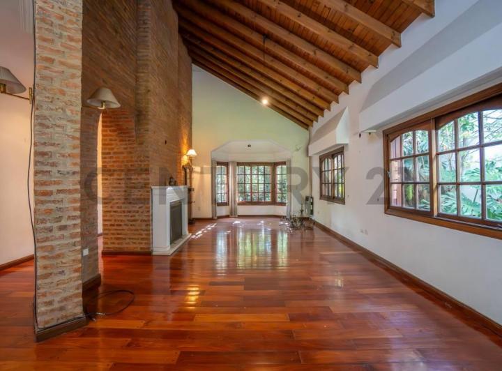 Casa · 242m² · 3 Ambientes · 2 Cocheras