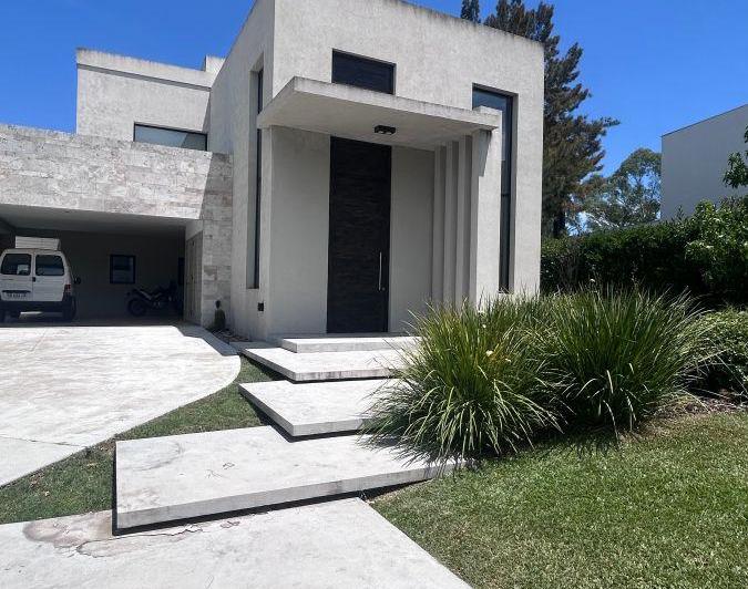 Casa · 264m² · 5 Ambientes · 3 Cocheras