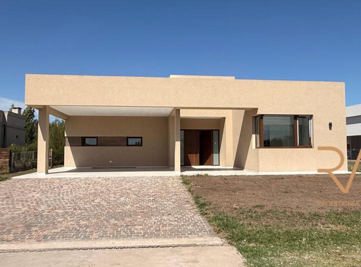 Casa · 211m² · 4 Ambientes · 2 Cocheras