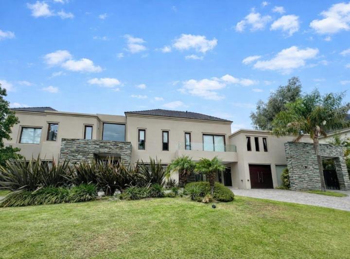 Casa · 1400m² · 8 Ambientes · 4 Cocheras