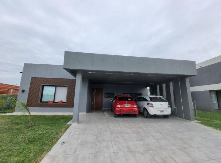 Casa · 210m² · 5 Ambientes · 2 Cocheras