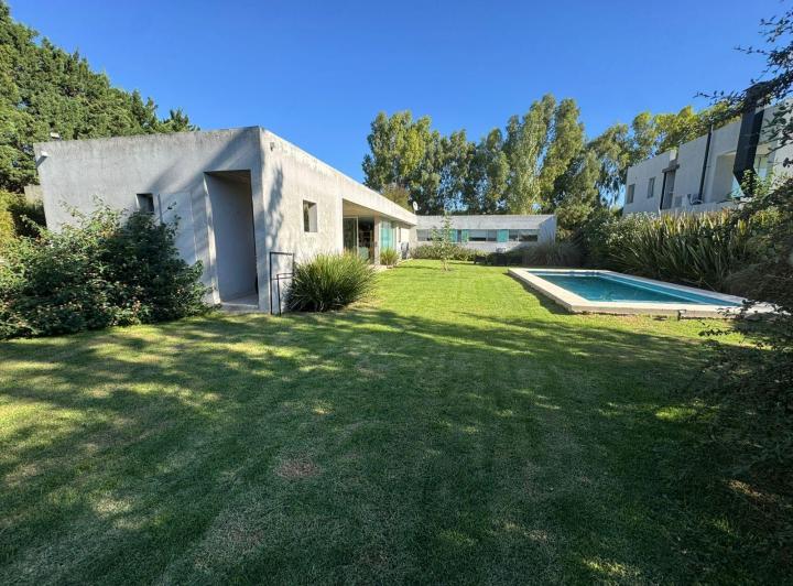 Casa · 147m² · 5 Ambientes · 2 Cocheras