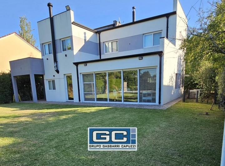 Casa · 200m² · 6 Ambientes · 1 Cochera