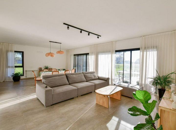 Casa · 230m² · 4 Ambientes · 4 Cocheras