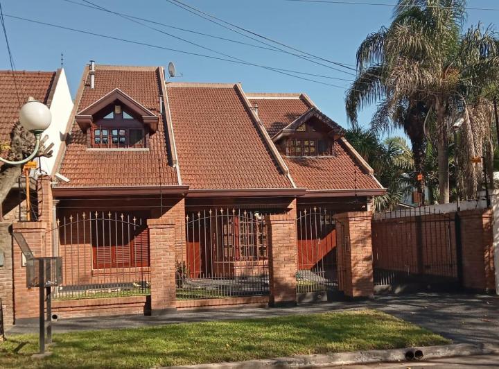 Casa · 250m² · 6 Ambientes · 3 Cocheras
