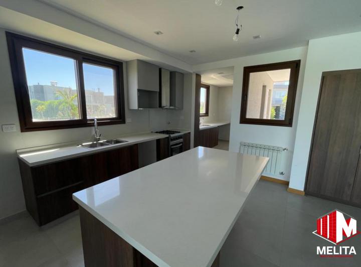 Casa · 243m² · 4 Ambientes · 2 Cocheras