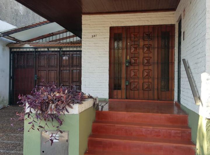 Casa · 200m² · 5 Ambientes · 3 Cocheras