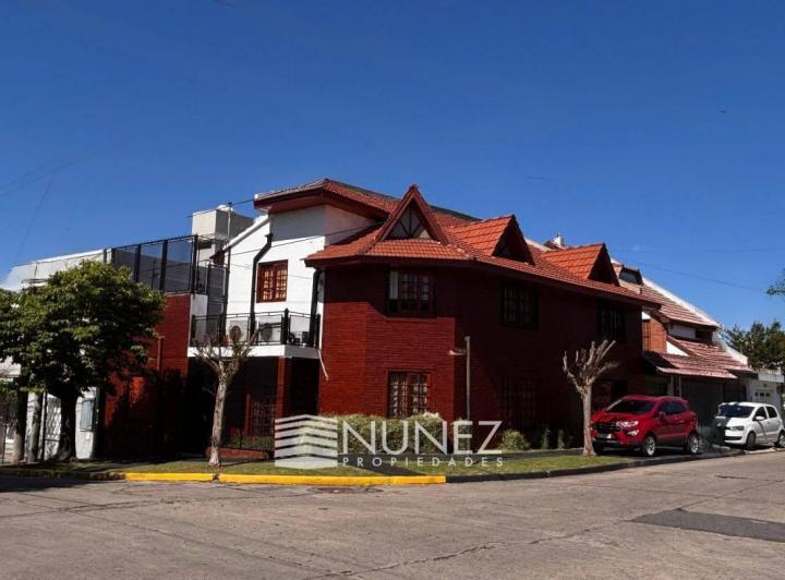 Casa · 260m² · 5 Ambientes · 1 Cochera
