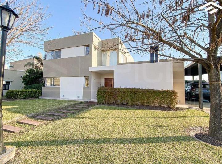 Casa · 263m² · 4 Ambientes · 2 Cocheras